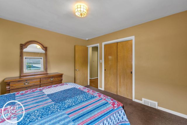 1806 Newcastle Road, Grosse Pointe Woods, MI 48236