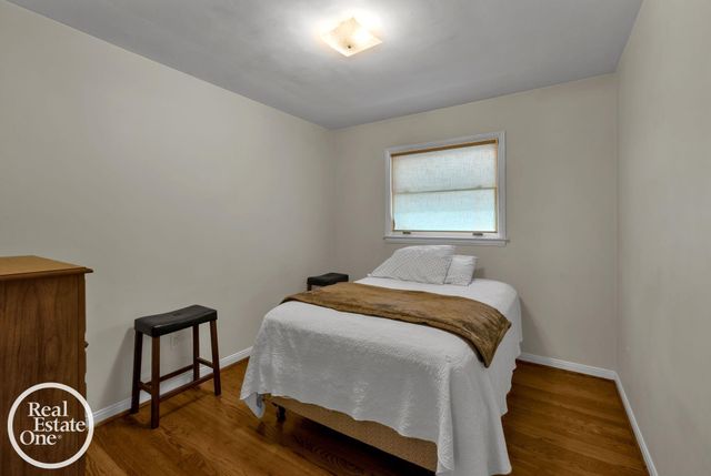 1806 Newcastle Road, Grosse Pointe Woods, MI 48236