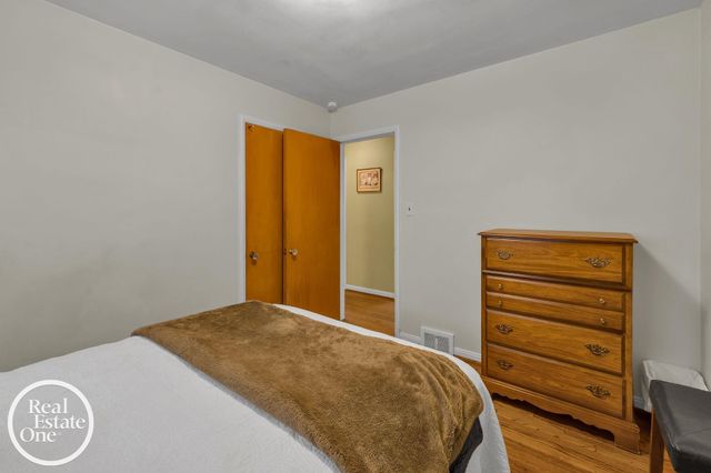1806 Newcastle Road, Grosse Pointe Woods, MI 48236