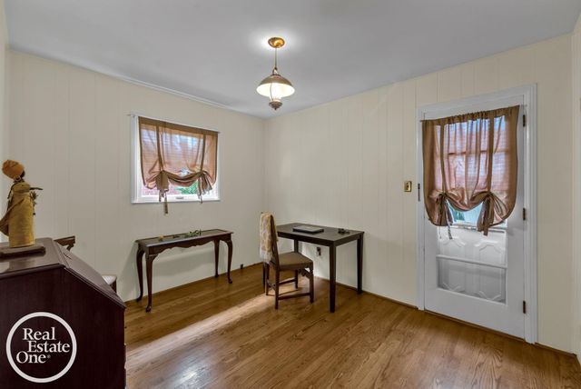 1806 Newcastle Road, Grosse Pointe Woods, MI 48236