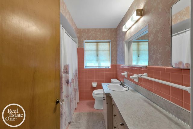 1806 Newcastle Road, Grosse Pointe Woods, MI 48236