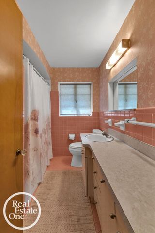 1806 Newcastle Road, Grosse Pointe Woods, MI 48236