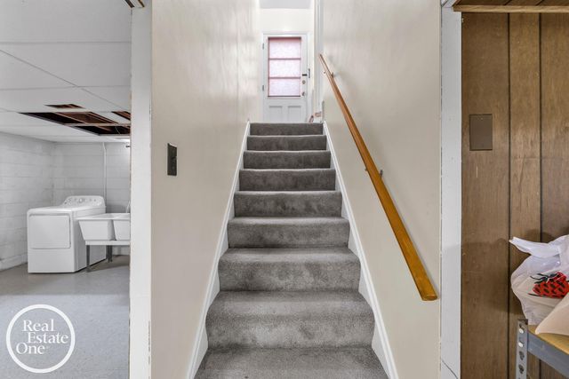 1806 Newcastle Road, Grosse Pointe Woods, MI 48236