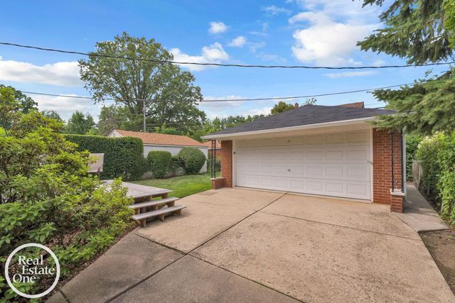 1806 Newcastle Road, Grosse Pointe Woods, MI 48236