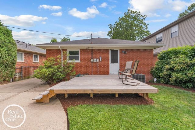 1806 Newcastle Road, Grosse Pointe Woods, MI 48236