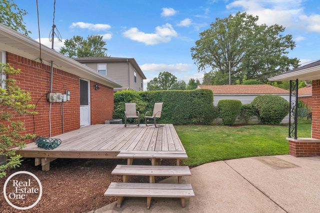 1806 Newcastle Road, Grosse Pointe Woods, MI 48236