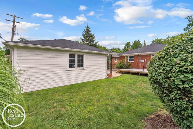 1806 Newcastle Road, Grosse Pointe Woods, MI 48236