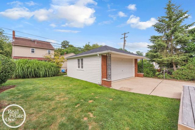 1806 Newcastle Road, Grosse Pointe Woods, MI 48236