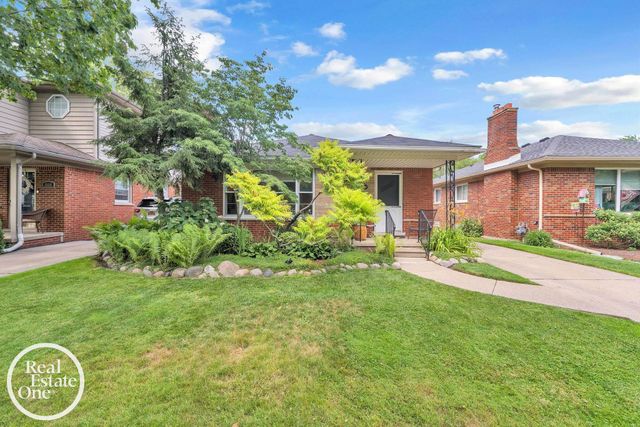 1806 Newcastle Road, Grosse Pointe Woods, MI 48236