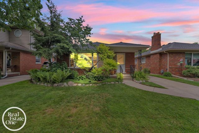 1806 Newcastle Road, Grosse Pointe Woods, MI 48236
