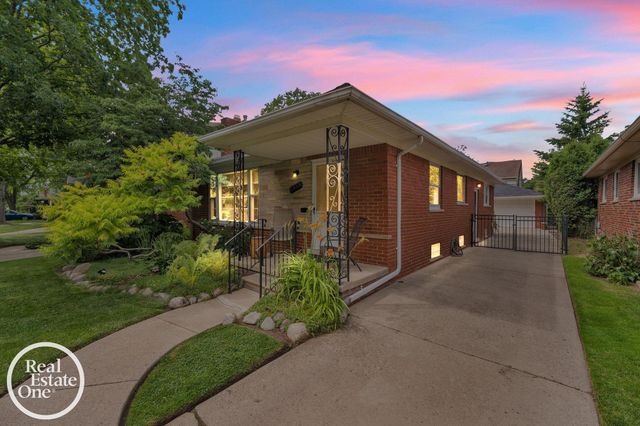 1806 Newcastle Road, Grosse Pointe Woods, MI 48236