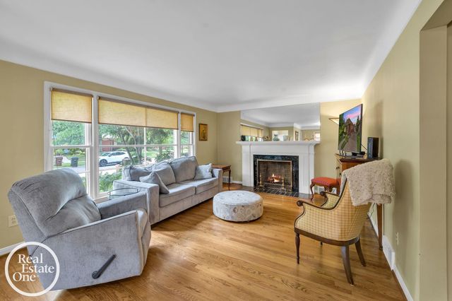 1806 Newcastle Road, Grosse Pointe Woods, MI 48236