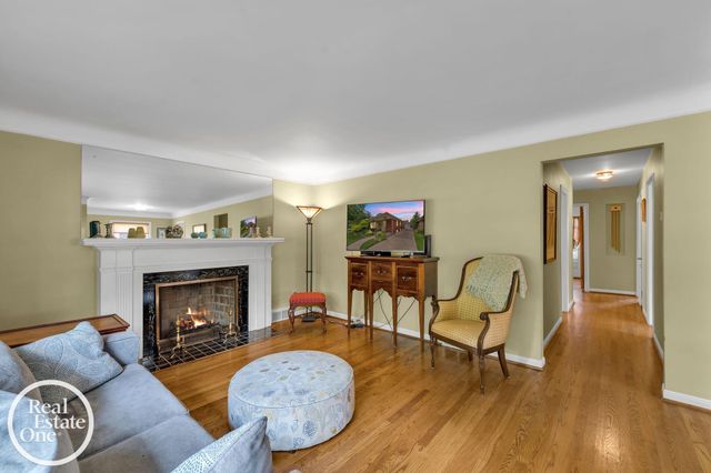 1806 Newcastle Road, Grosse Pointe Woods, MI 48236