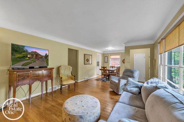 1806 Newcastle Road, Grosse Pointe Woods, MI 48236