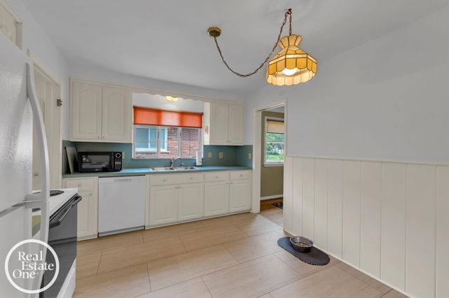 1806 Newcastle Road, Grosse Pointe Woods, MI 48236