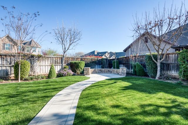 4160 N Newport Bay, Clovis, CA 93619