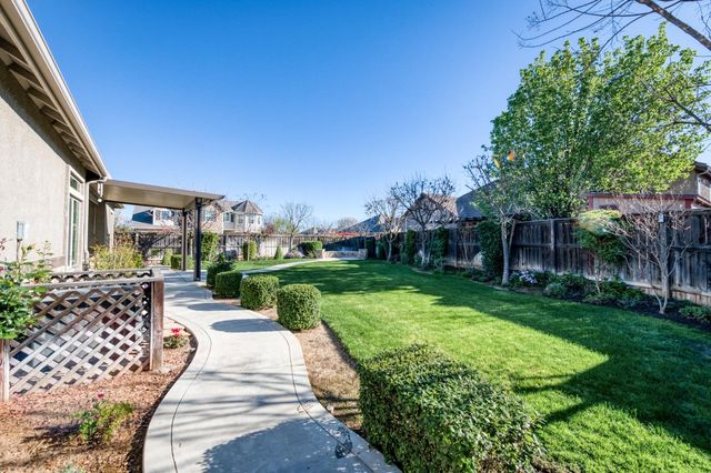 4160 N Newport Bay, Clovis, CA 93619