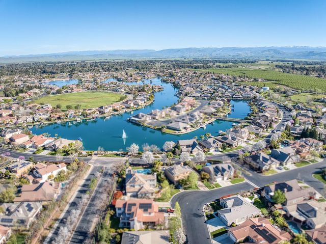 4160 N Newport Bay, Clovis, CA 93619