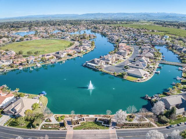 4160 N Newport Bay, Clovis, CA 93619