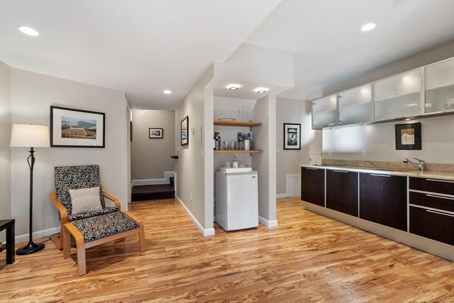 345 Bishops Forest Dr 345, Waltham, MA 02452