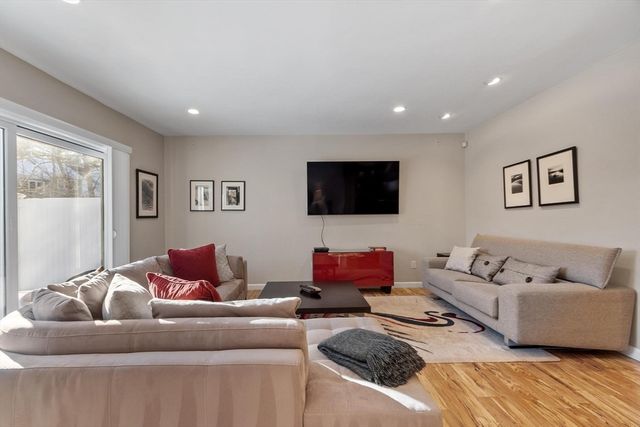 345 Bishops Forest Dr 345, Waltham, MA 02452