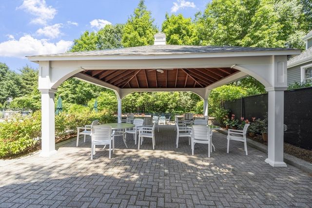 345 Bishops Forest Dr 345, Waltham, MA 02452