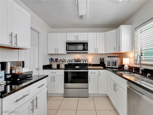 5622 Deauville CT, Cape Coral, FL 33904