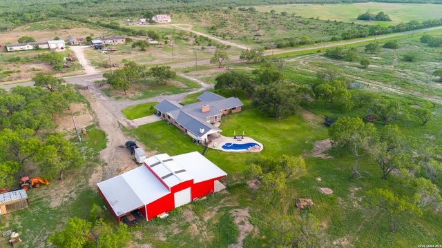 580 Fm 1332, Jourdanton, TX 78026