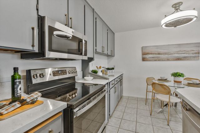 955 Shorepoint Ct 216, Alameda, CA 94501