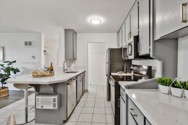 955 Shorepoint Ct 216, Alameda, CA 94501