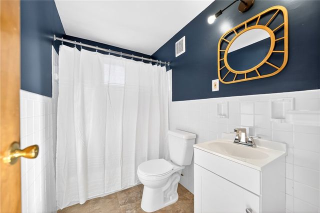 138 Peters Dr, Shaler, PA 15116