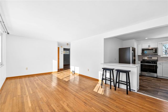 138 Peters Dr, Shaler, PA 15116