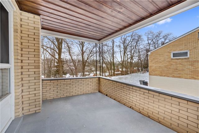 138 Peters Dr, Shaler, PA 15116