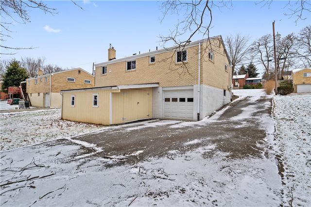 138 Peters Dr, Shaler, PA 15116