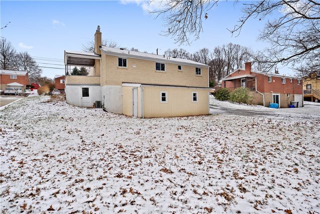 138 Peters Dr, Shaler, PA 15116