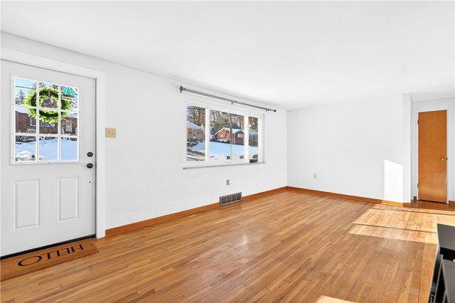 138 Peters Dr, Shaler, PA 15116