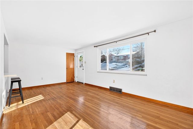 138 Peters Dr, Shaler, PA 15116