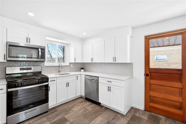 138 Peters Dr, Shaler, PA 15116