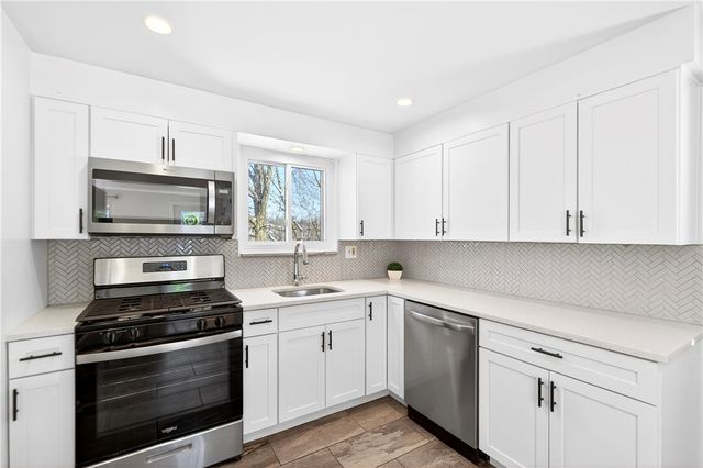 138 Peters Dr, Shaler, PA 15116