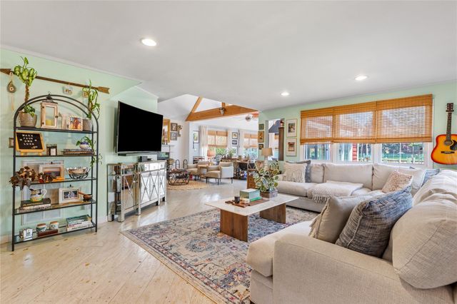 275 Baylawn Avenue, Copiague, NY 11726