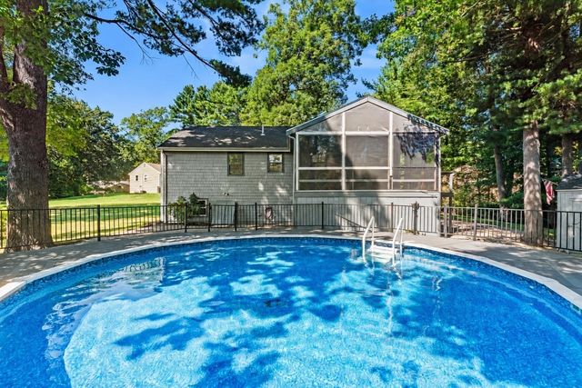 10 Jason Cir, North Attleboro, MA 02760