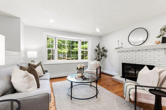 10 Jason Cir, North Attleboro, MA 02760