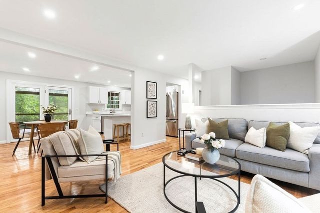 10 Jason Cir, North Attleboro, MA 02760