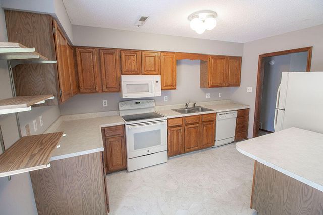 2011 BRIDGEWATER DR, Columbia, MO 65202