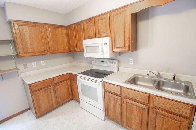 2011 BRIDGEWATER DR, Columbia, MO 65202