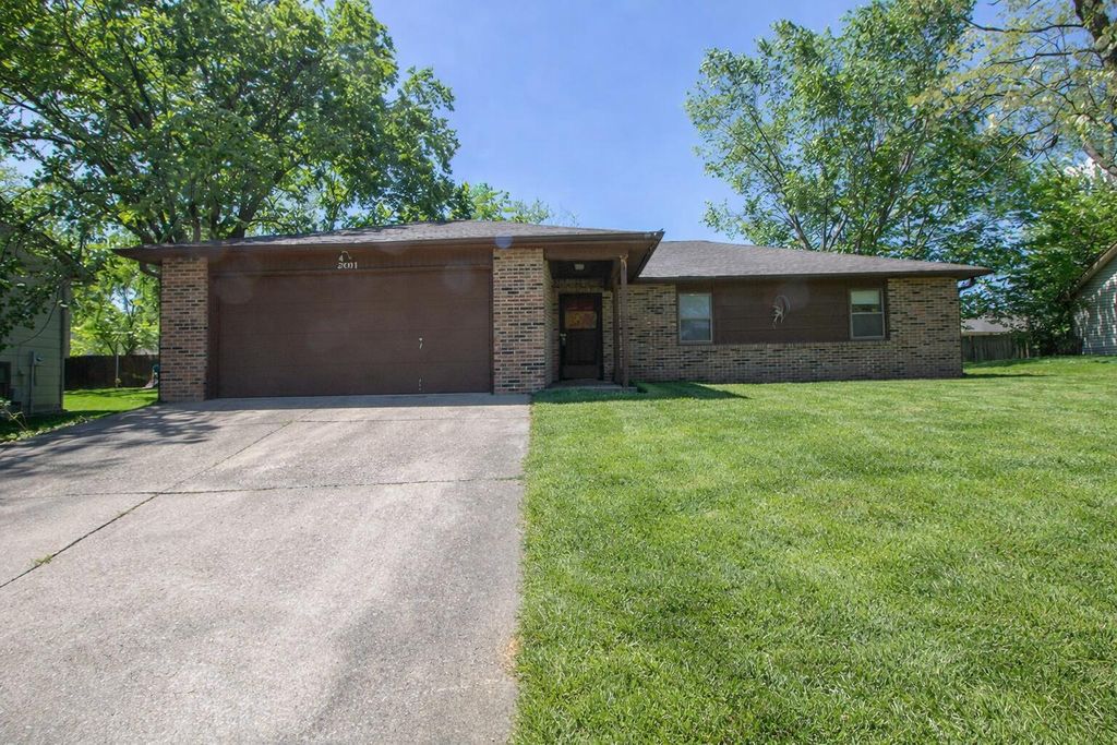 2011 BRIDGEWATER DR, Columbia, MO 65202