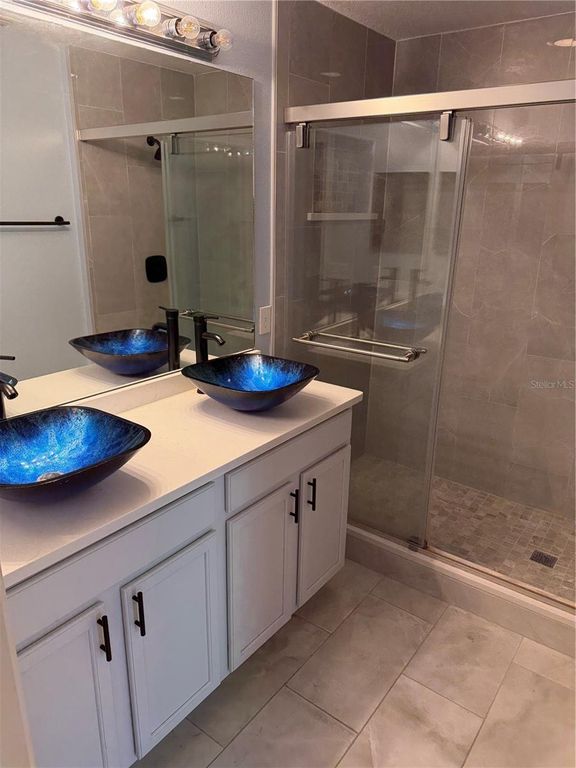 Image 11 of property listing at 2914 RODRICK CIRCLE, Orlando, FL 32824