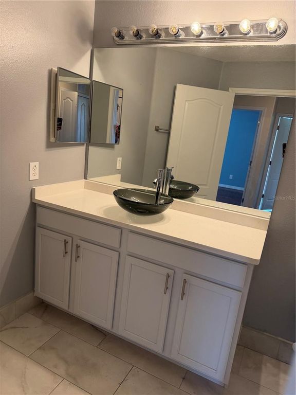 Image 19 of property listing at 2914 RODRICK CIRCLE, Orlando, FL 32824