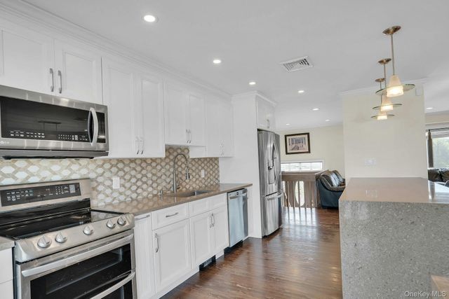 25 Heather Crescent, Commack, NY 11725