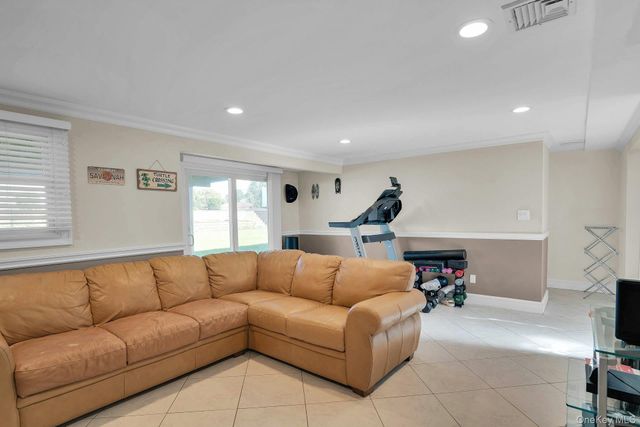 25 Heather Crescent, Commack, NY 11725